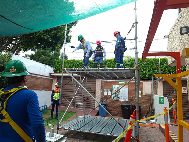Capacitación en seguridad en trajo en altura en andamio