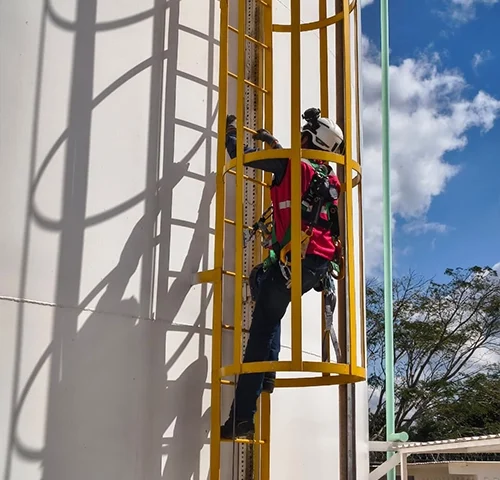 Línea de Vida Vertical: Sistema Anticaídas para Trabajos en Altura