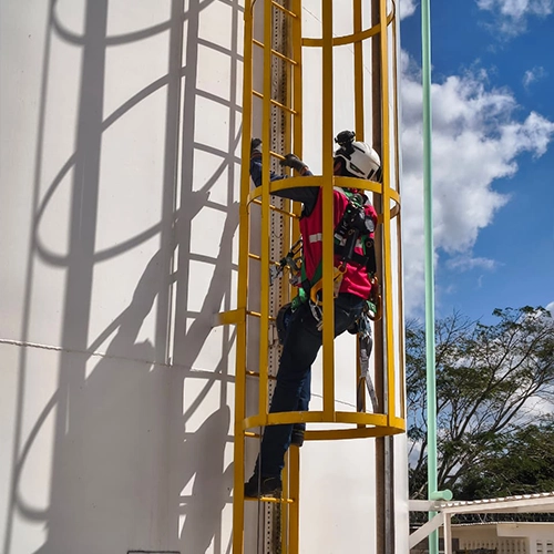 Línea de Vida Vertical: Sistema Anticaídas para Trabajos en Altura
